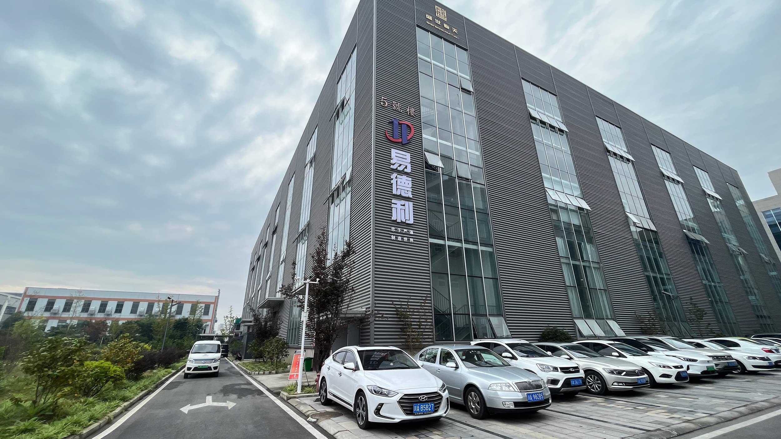 時(shí)速200公里中國高速動(dòng)車組出口歐洲，制造業(yè)又有一大驚喜